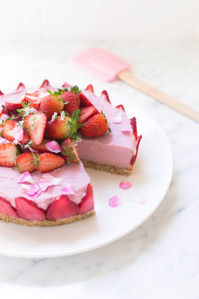 Raw vegan strawberry cake. No bake, easy to make. 